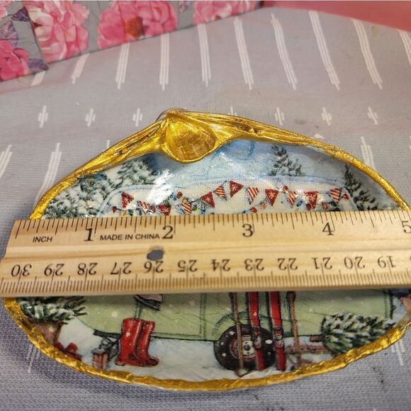 DECOUPAGE CLAM SHELL DECOUPAGE CHRISTMAS TRAILER ON A CLAM SHELL TRINKET DISH - Picture 8 of 10